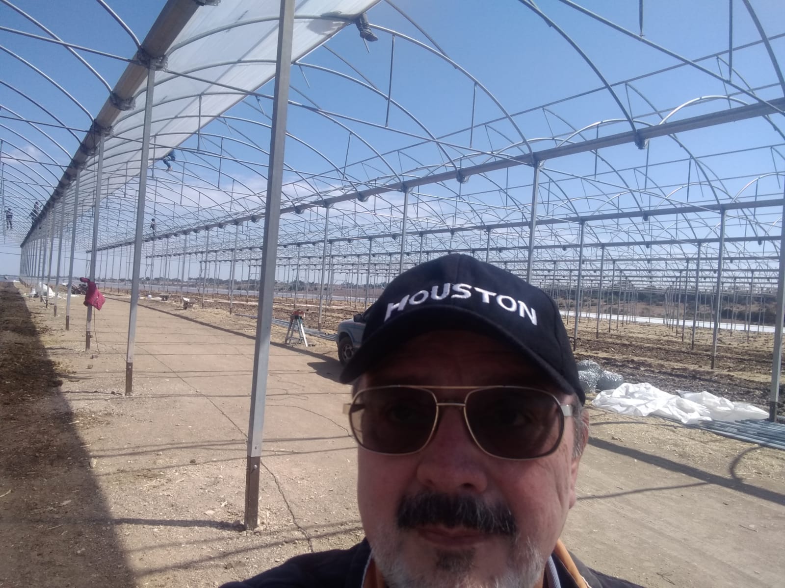 Técnico verificando diseño estructural de invernadero
